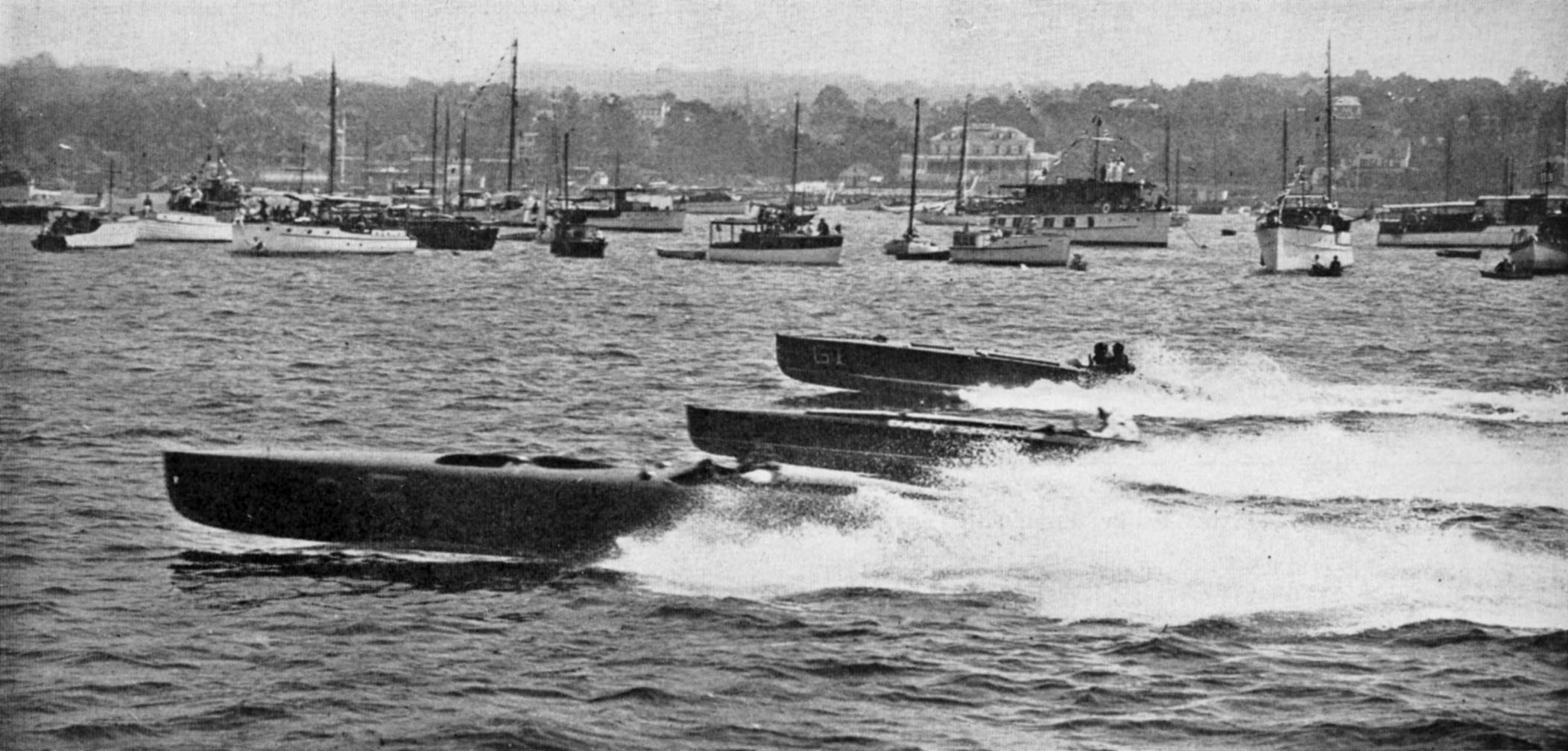 Start of the Dodge Memorial Trophy Race at Manhasset Bay. Baby Bootlegger leading Baby Shadow and Miss Columbia.