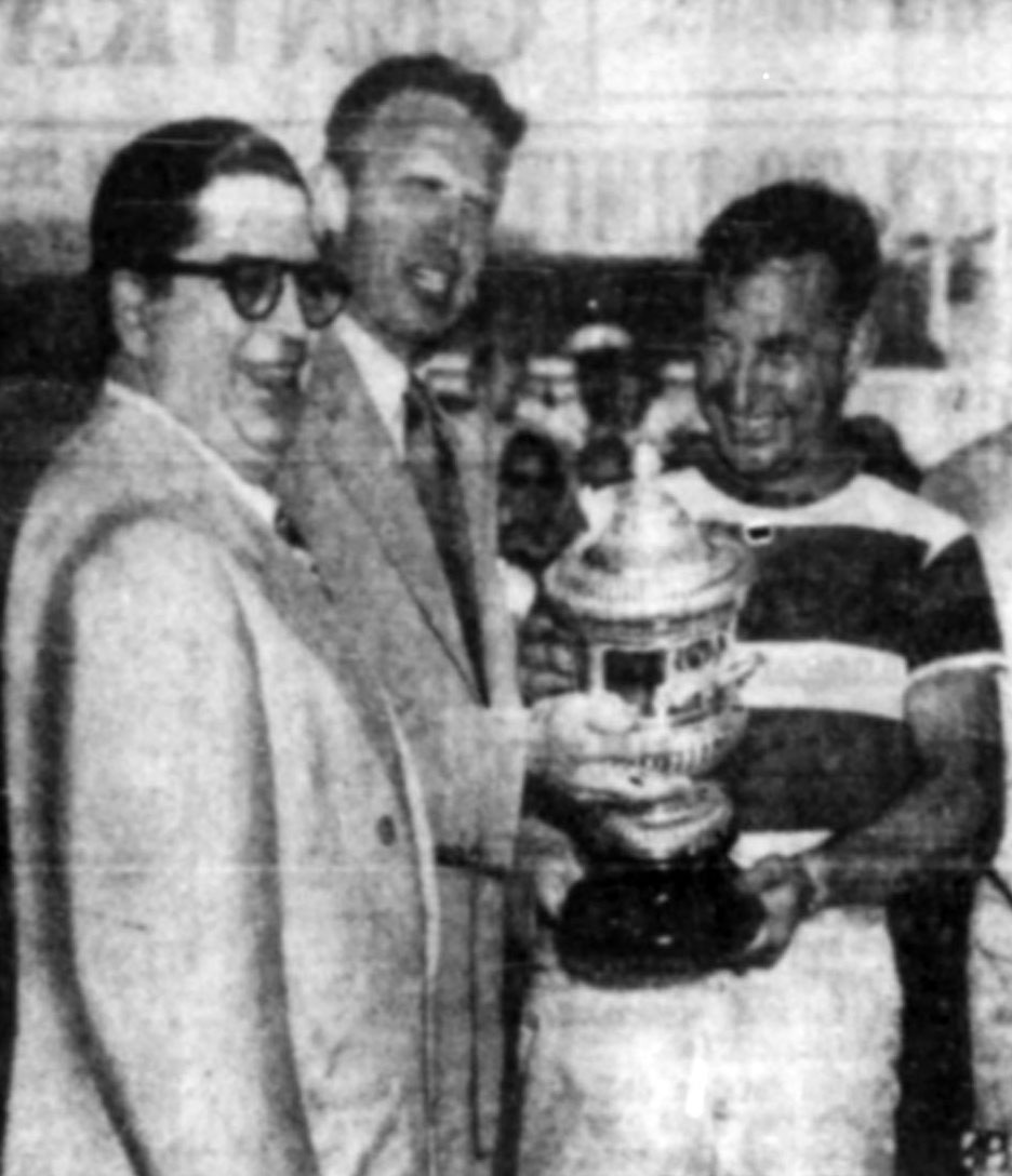 Mexican Consul General & New Jersey Governor present trophy
